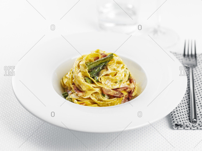 Tagliatelle with cream, asparagus and bacon