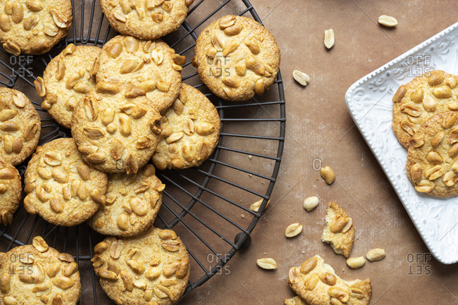 Crisp peanut cookies on a wire rack and a serving dish.