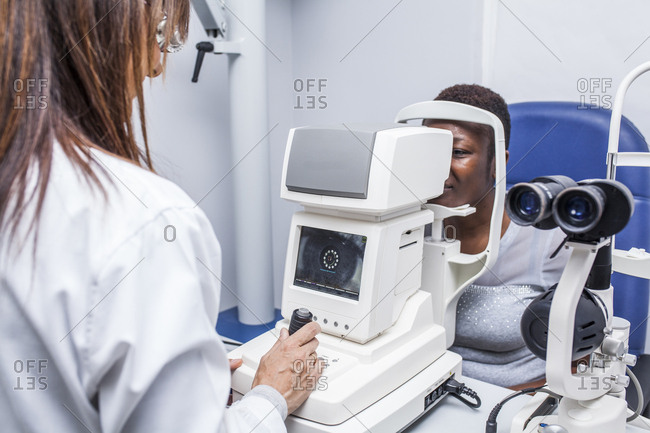 Eye examination with an ophthalmologist