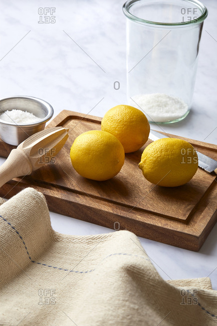 Preparing fresh lemons to be preserved