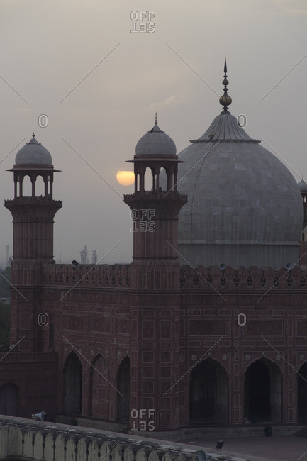 Sunset over Badshahi Mosque, the grandest of Pakistan's Mughal-era mosques,  Lahore, Pakistan stock photo - OFFSET