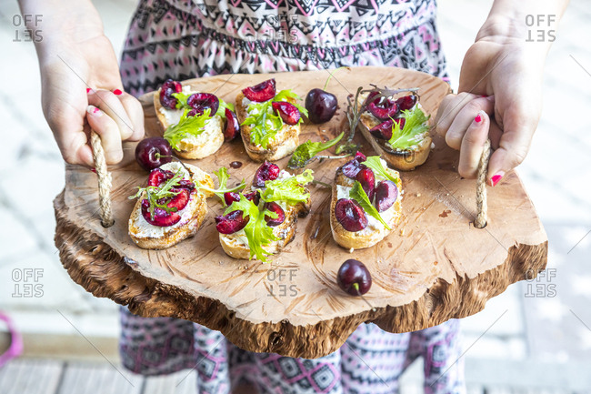 Slices of baguette with goat cheese-