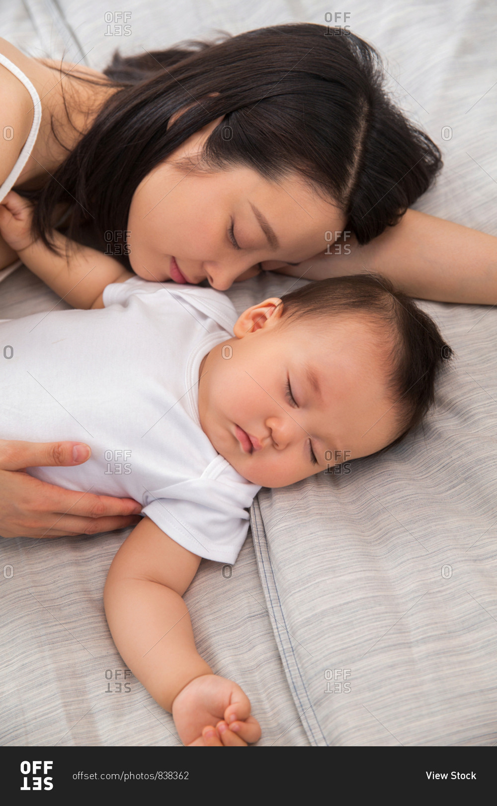 Спящие мать японка. Японские мамочки в постели. Японская мама в постели. Кровать мать и дитя. Азиатки мамочки в постели.