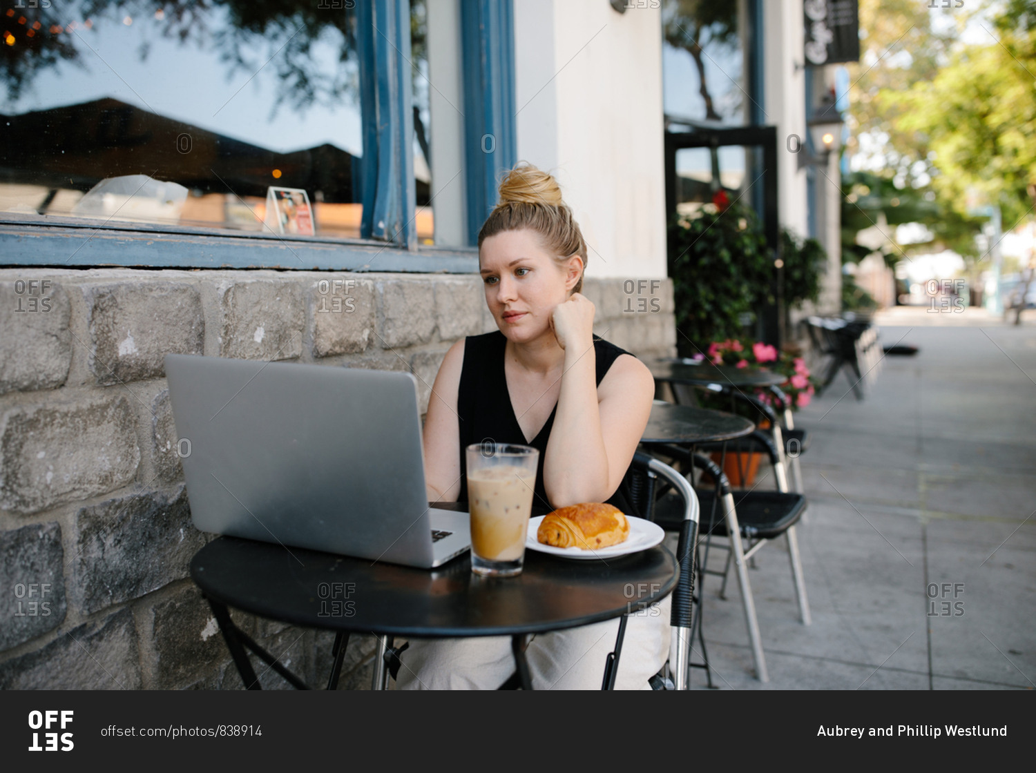 Young professional woman working remotely from a coffee shop