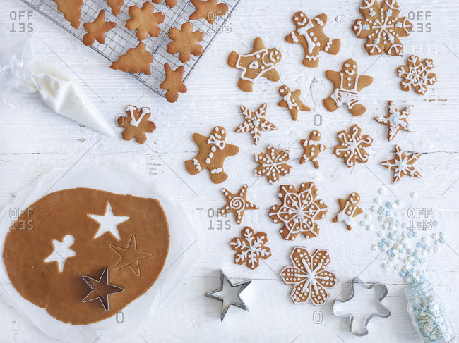 Gingerbread step by step with cutting, icing and decorating