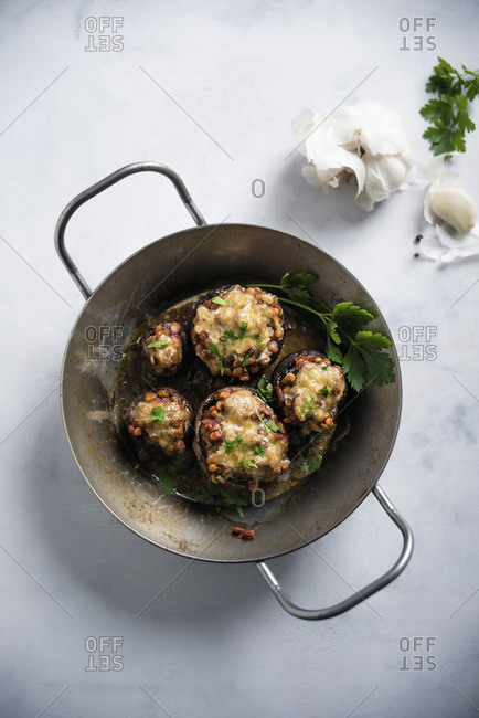Mushrooms stuffed with lentil chilli, gratinated with substitute cheese (vegan)