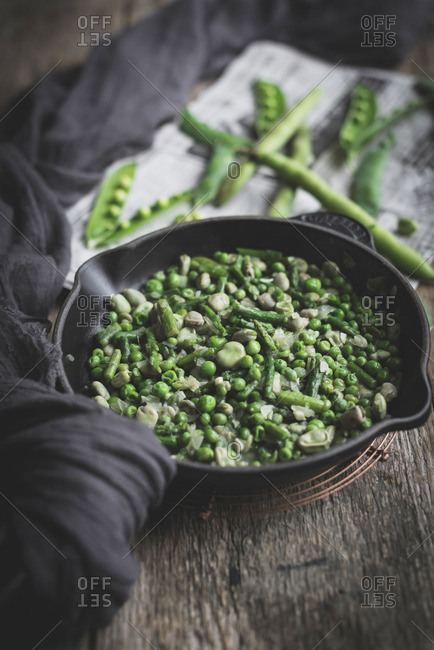 Pan with green peas dish