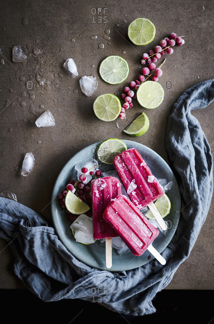 Berry popsicles with lime - Offset