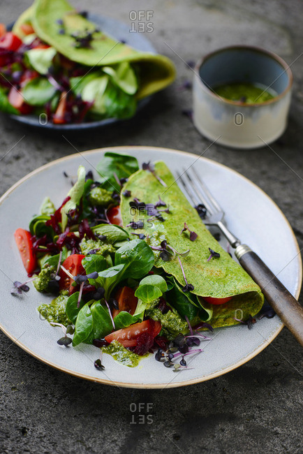 Spinach omelette with salad and pesto