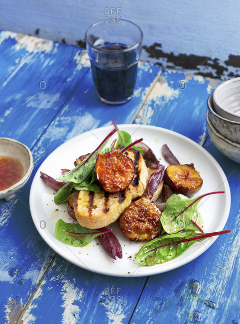 Toast with caramelised figs, fried shallots and baby chard