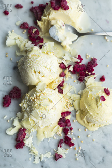 Vanilla ice cream with grated white chocolate and raspberries