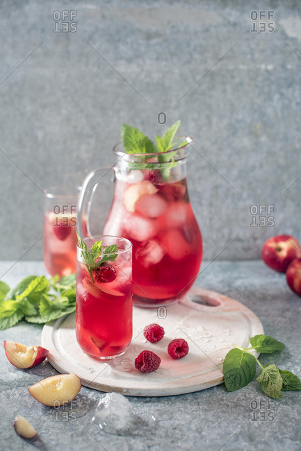 Raspberry and peach iced tea with mint and ice