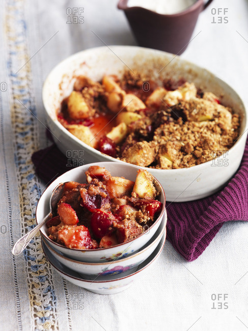 Crumble with pears and berries