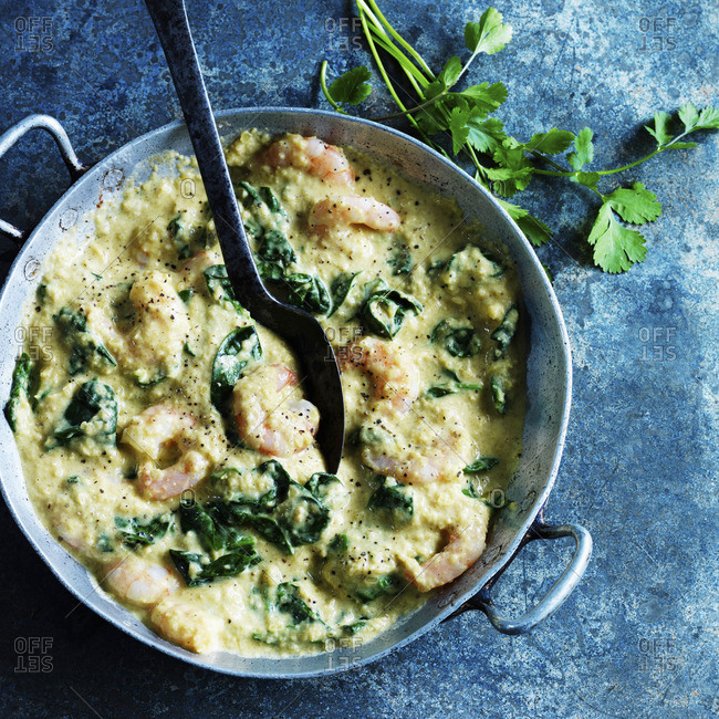 Shrimp curry with spinach and parsley