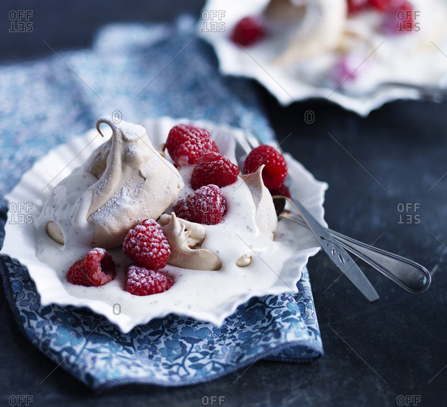 Meringue with raspberries, cream and yoghurt