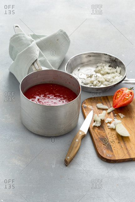 Cooking fresh organic tomato sauce