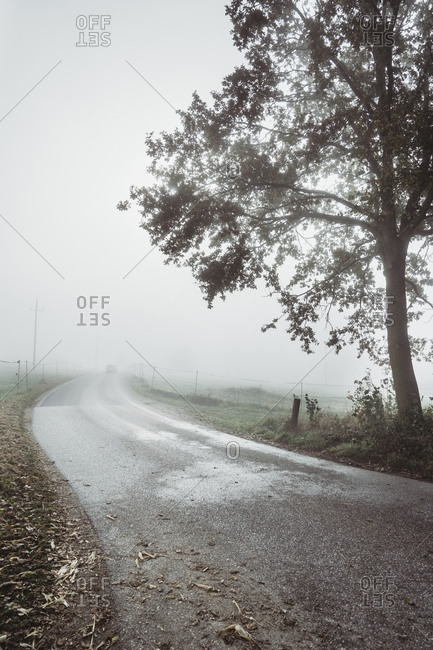 Diminishing perspective of road against sky during foggy weather