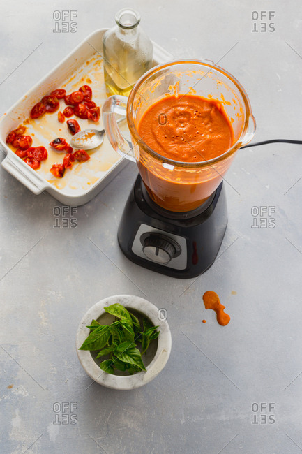 Cooking creamy tomato soup from baked tomatoes