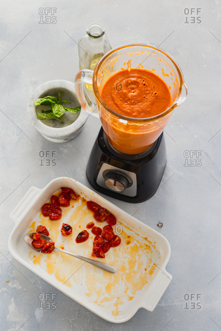 Cooking creamy tomato soup from baked tomatoes