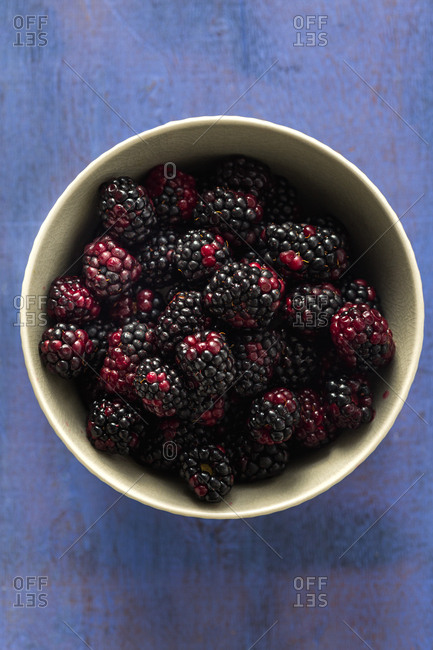 Close up of a bowl of fresh blackberries