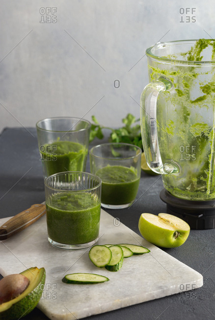 Preparing green detox smoothies