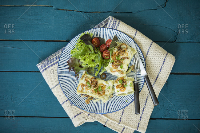 Swabian pockets with roasted onions- cheese and salad