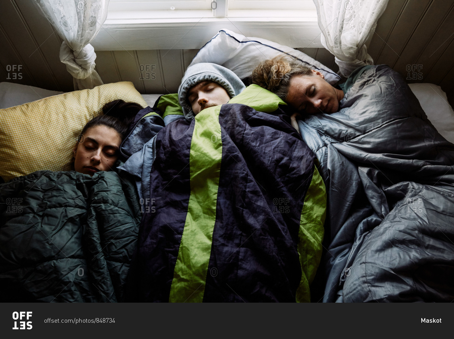 девушка спит. девушки в хостеле. человек с бессонницей. девушки лежат друг на друге. девушка проснулась.