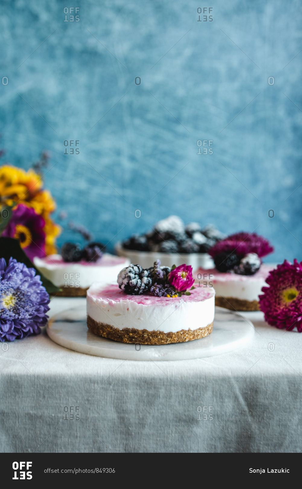 Cheesecakes on table with flowers