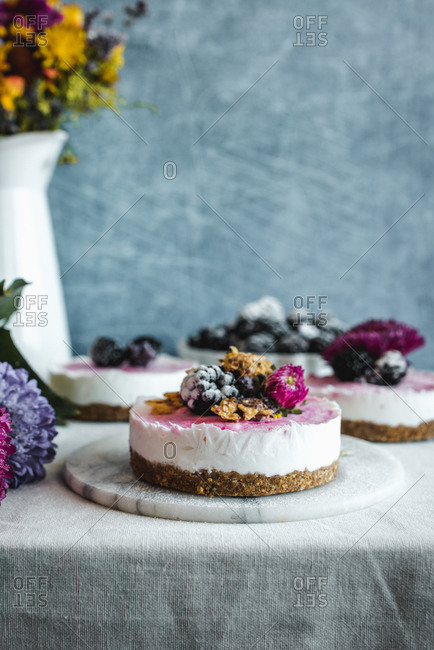 Cheesecake topped with blackberries and flowers