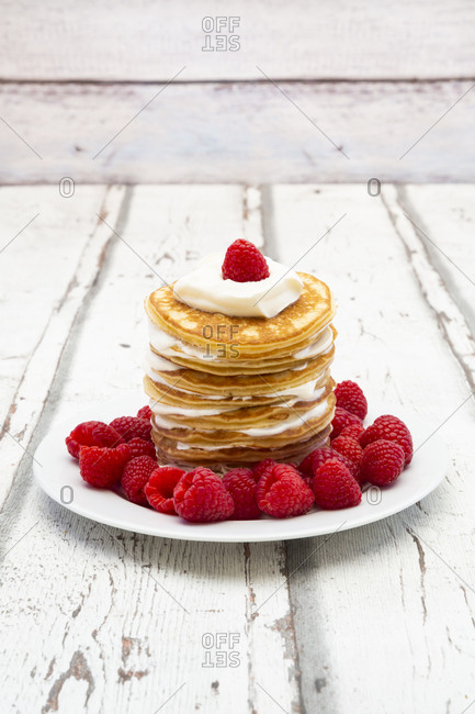 Low carb pancakes with raspberries