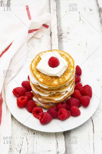 Low-carbohydrate pancakes with yogurt and raspberries