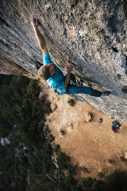 Climber sticks a hold while high off the ground