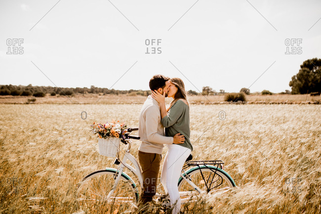 Wedding Kiss: 20+ Photo Ideas | Wedding Forward