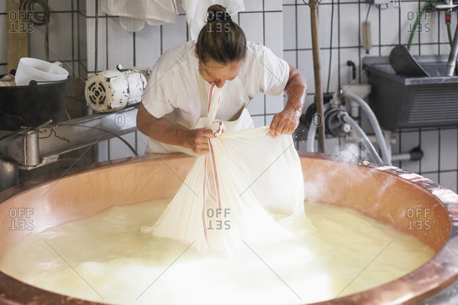 Sennerin verarbeitet frische Milch zu wrzigem Alm-Kse, Reportage: Vom Milch kochen, Lab zufgen bis zum Kselaib, der dann im Keller reifen darf,