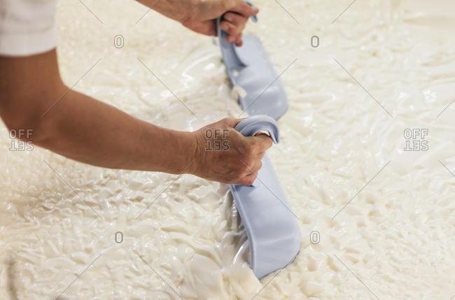 Sennerin verarbeitet frische Milch zu wrzigem Alm-Kse, Reportage: Vom Milch kochen, Lab zufgen bis zum Kselaib, der dann im Keller reifen darf,