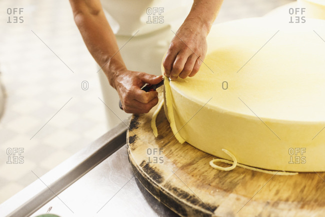 Die Sennerin verarbeitet frische Milch zu wrzigem Alm-Kse, Von der Milch zum Kse,