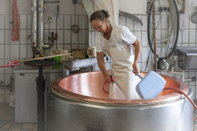 Die Sennerin verarbeitet frische Milch zu wrzigem Alm-Kse,  Der Milchkessel wird sorgfltig gereinigt, der Kesseltanz,