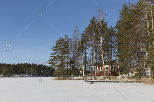 Finnland, Saimaa-Gebiet, Ferienhaus auf Insel im Winter