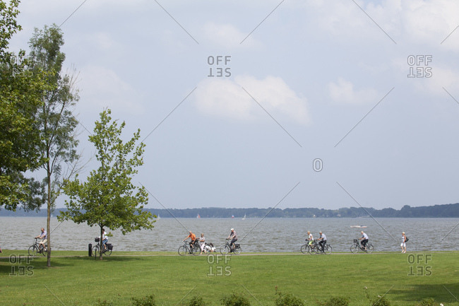 January 1, 1970: Deutschland, Niedersachsen, Bad Zwischenahn, Kurpark, Zwischenahner Meer, Fahrradfahrer,