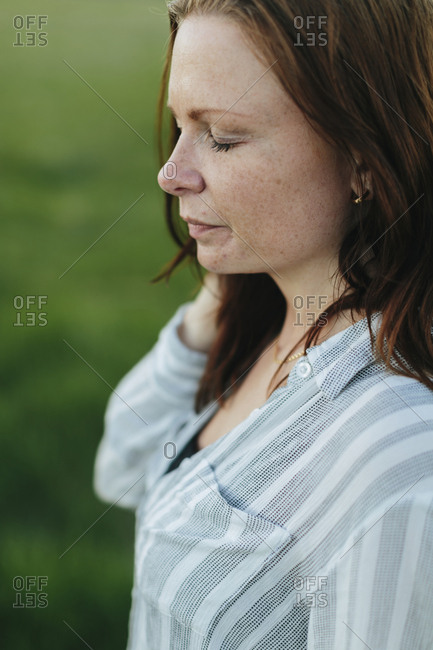 Woman with closed eyes - Offset