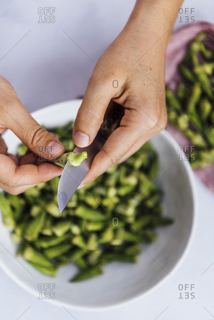How to clean okra using a knife