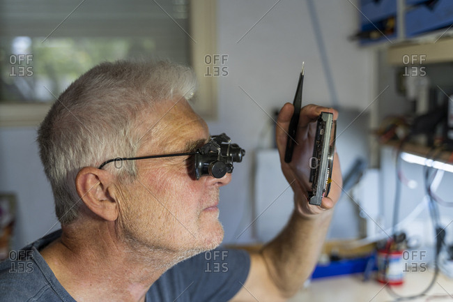 magnifying spectacles stock photos - OFFSET