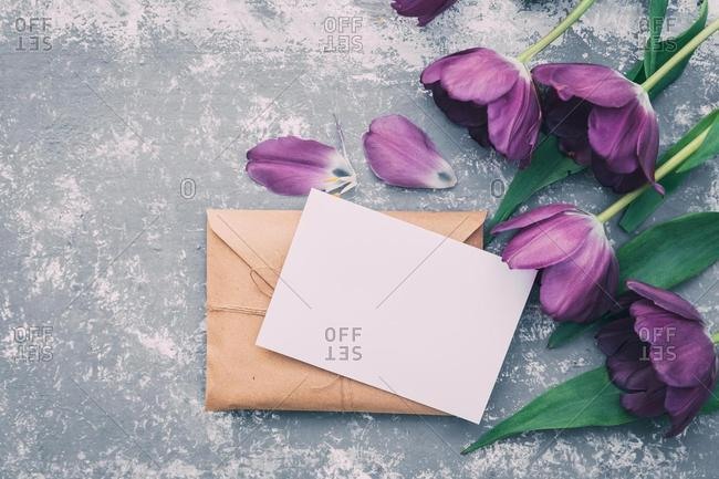 Brown envelope with a blank card and tulips