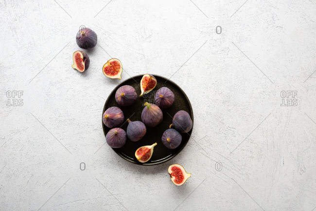 Figs on a black plate and on a light background