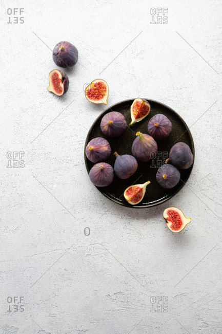 Figs fruits on a black plate