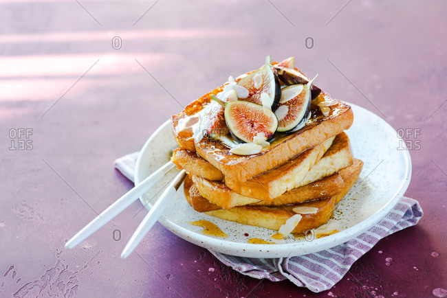 French toasts with fresh figs, almonds and honey