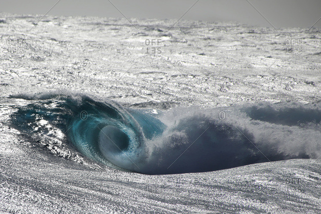 Large tunnel wave in the ocean