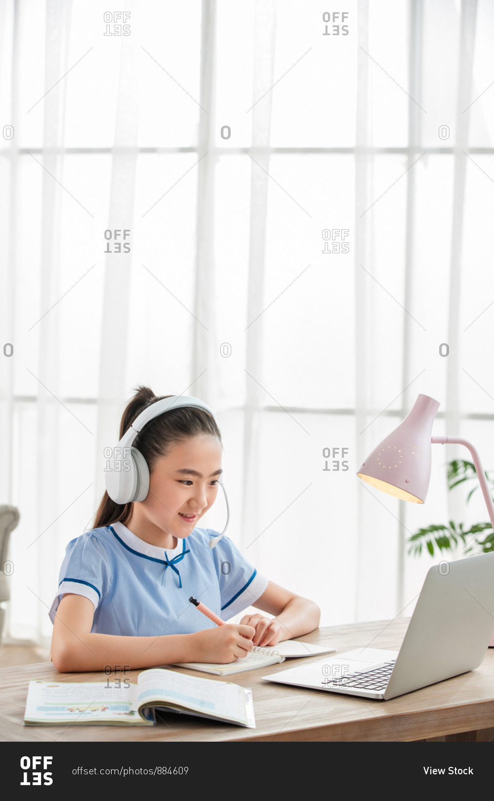 Students look at the computer online learning - Stock Image - Everypixel