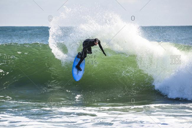 Onderzoek wees onder de indruk Makkelijk in de omgang Men Surf stock photos - OFFSET