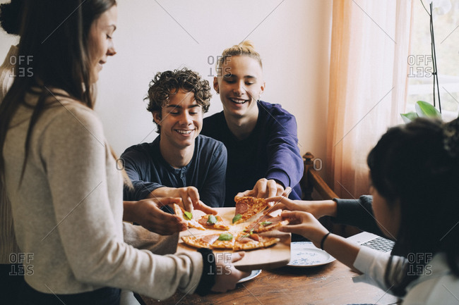 friends eating pizza together, Stock image